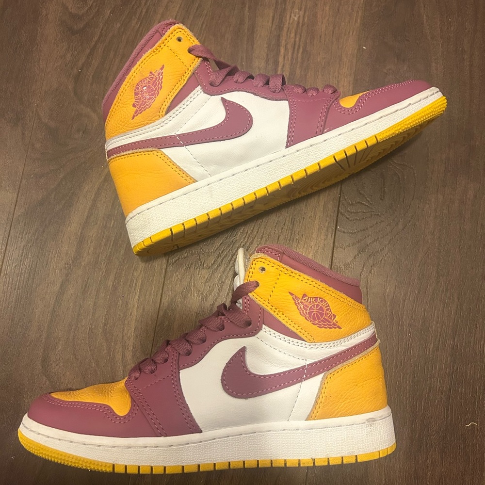 Almost new Nike Air Jordan 1 high OH in Purple & yellow hue size 6